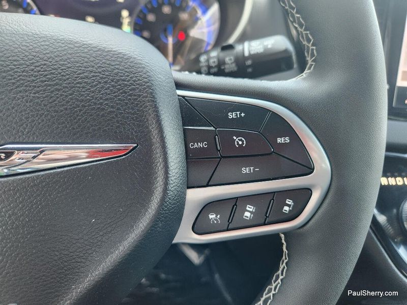 Used 2026 Chrysler Pacifica Select