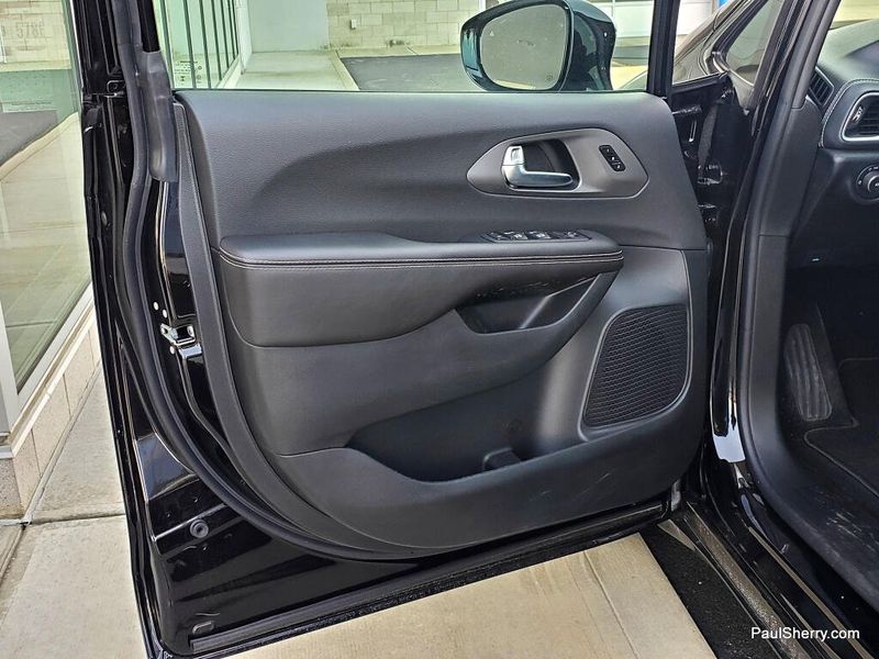 New 2026 Chrysler Pacifica Select