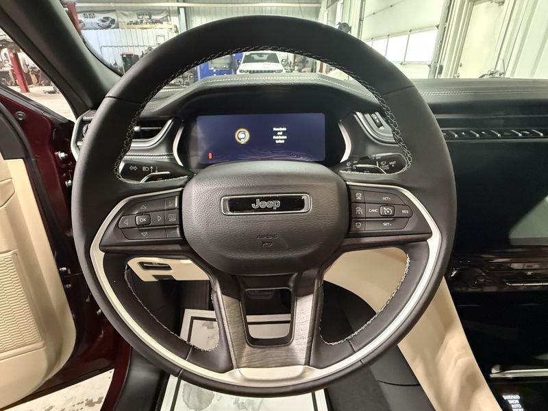 New 2025 Jeep Grand Cherokee Limited 4x4Image 30