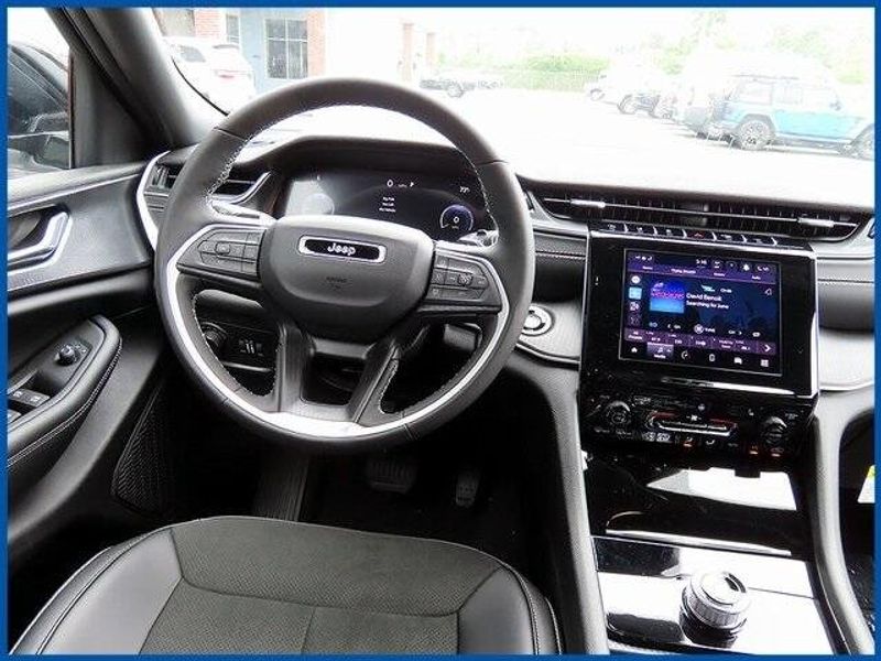 New 2025 Jeep Grand Cherokee Image 11