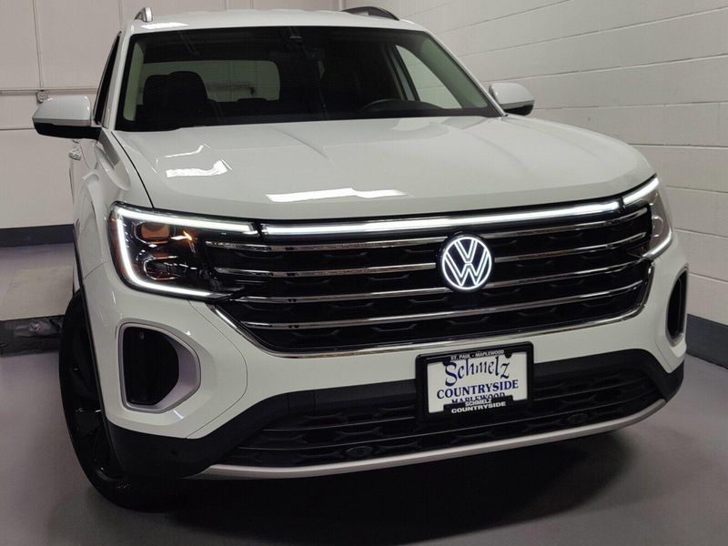 2024 Volkswagen Atlas SE AWD w/Technology/Black Wheel PkgImage 2