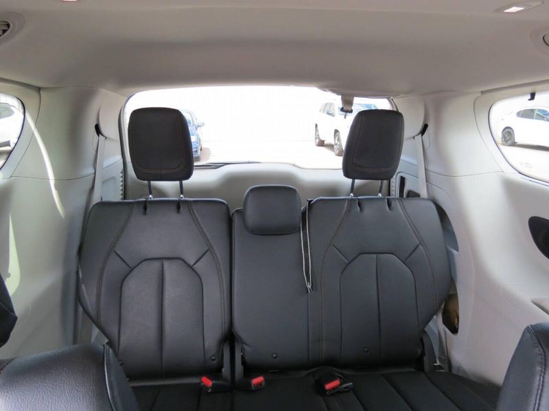 2020 Chrysler Pacifica Touring Plus photo 31