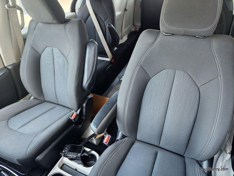 2022 Chrysler Voyager LXImage 38