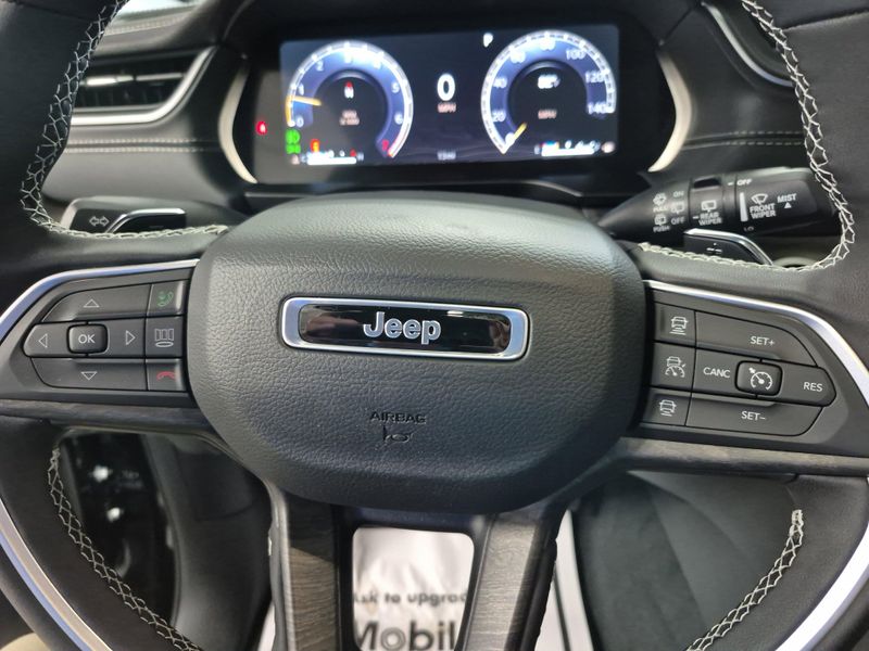 New 2025 Jeep Grand Cherokee L Limited 4x4Image 27