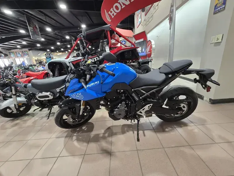 2025 Suzuki GSX8S GLASS SPARKLE BLACK AND PEARL COSMIC BLUE Image 6