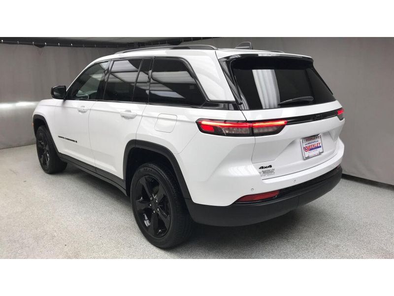 Used 2023 Jeep Grand Cherokee AltitudeImage 2