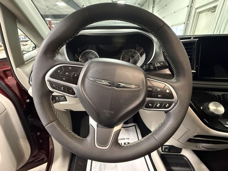 Used 2023 Chrysler Pacifica Touring LImage 28