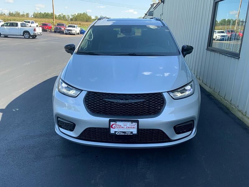 2026 Chrysler Pacifica Limited photo 2
