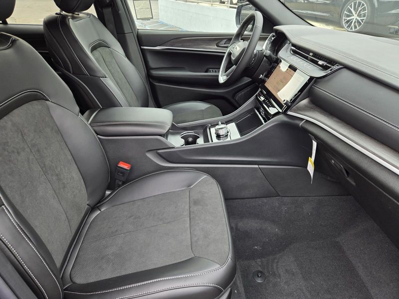 New 2026 Jeep Grand Cherokee Laredo Altitude 4x4
