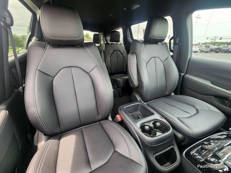 New 2025 Chrysler Voyager LxImage 4
