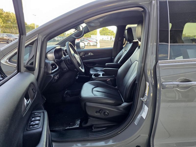 Used 2025 Chrysler Pacifica Select
