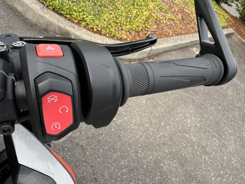 2025 Triumph Street Triple 765 RS - SILVER ICE 