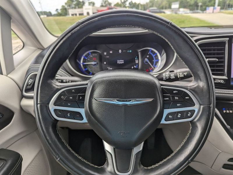 2022 Chrysler Pacifica Hybrid Touring LImage 28