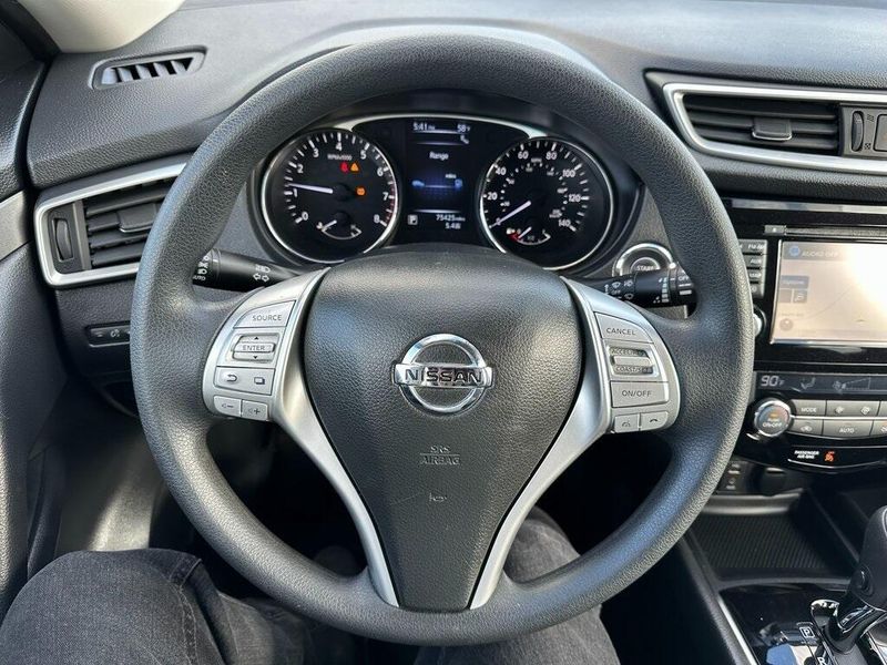 2016 Nissan Rogue SVImage 2