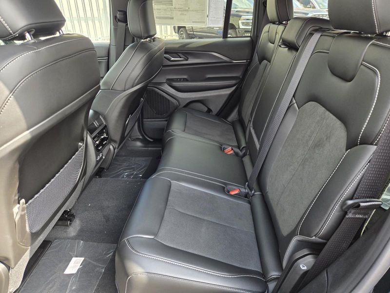 2025 Jeep Grand Cherokee Altitude photo 23