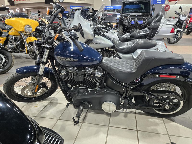 USED 2019 HARLEY SOFTAIL STREET BOB Image 4