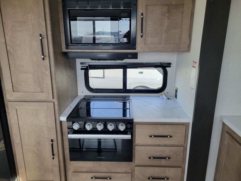 New 2026 KEYSTONE SPRINGDALE 31 SUNROOM Image 18