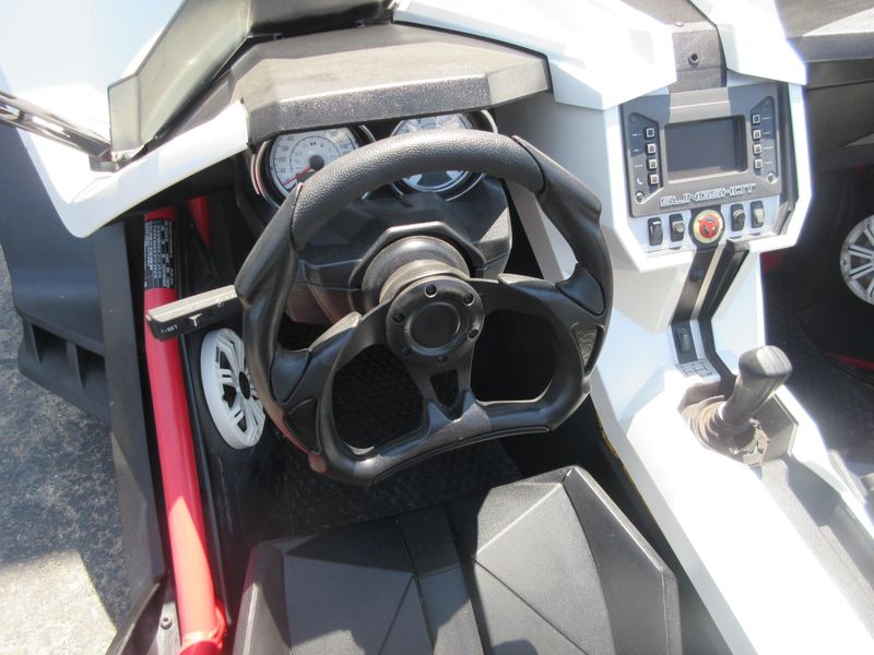 USED 2016 POLARIS SLINGSHOT SL Image 12