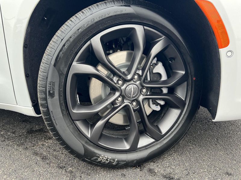 2026 Chrysler Pacifica photo 2