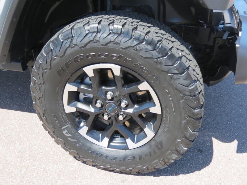 Used 2025 Jeep Wrangler 4xE Rubicon 4x4 4dr SUVImage 8
