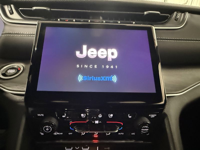 New 2025 Jeep Grand Cherokee L Limited 4x4Image 29