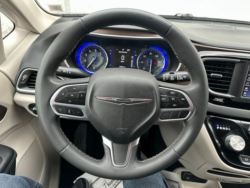 2022 Chrysler Voyager LXImage 2