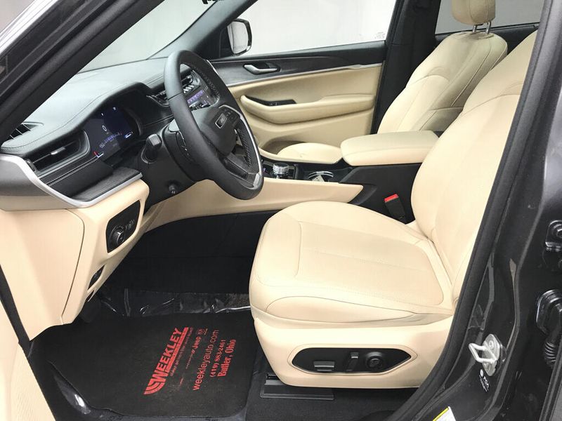 Used 2023 Jeep Grand Cherokee L LimitedImage 9