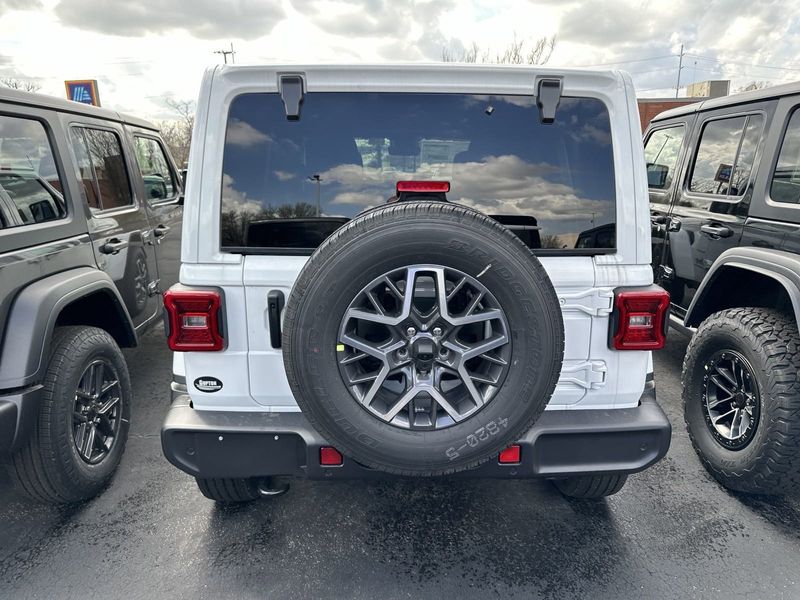 2024 Jeep Wrangler 4-door SaharaImage 8