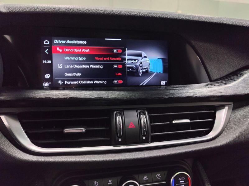 2024 Alfa Romeo Stelvio Sprint Q4 AWD w/SunroofImage 10