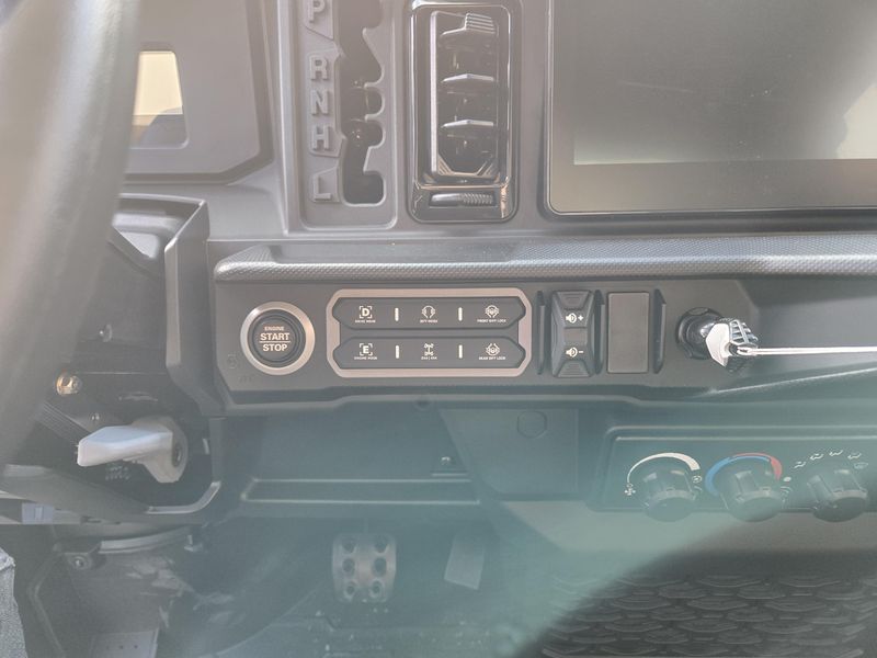 NEW 2026 CAN-AM DEFENDER LIMITED CAB HD11 Image 21