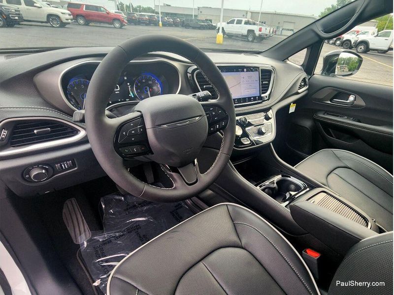 New 2027 Chrysler Pacifica Limited