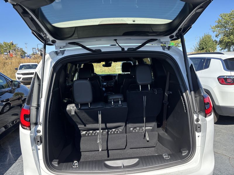 New 2026 Chrysler Pacifica SelectImage 13
