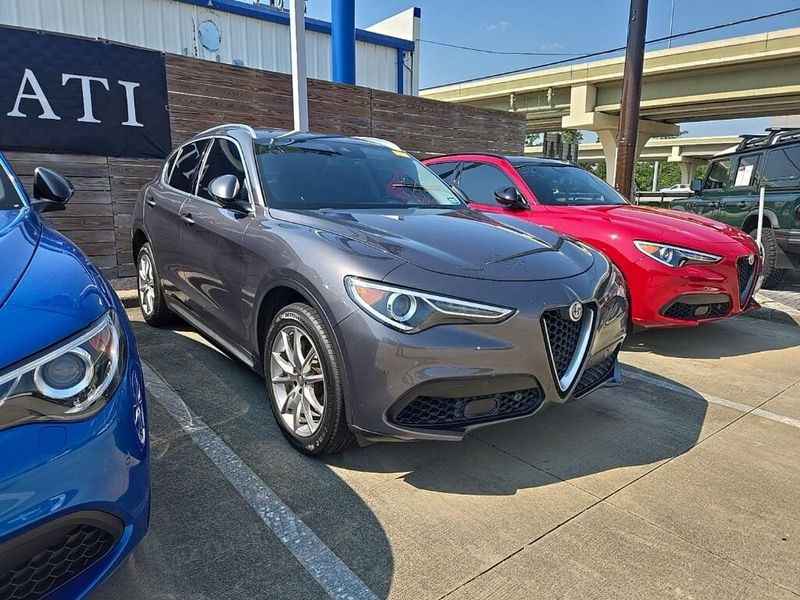 Used 2018 Alfa Romeo Stelvio TiImage 2