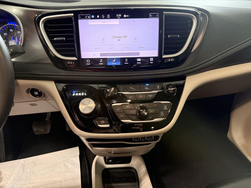 Used 2023 Chrysler Pacifica Touring LImage 22