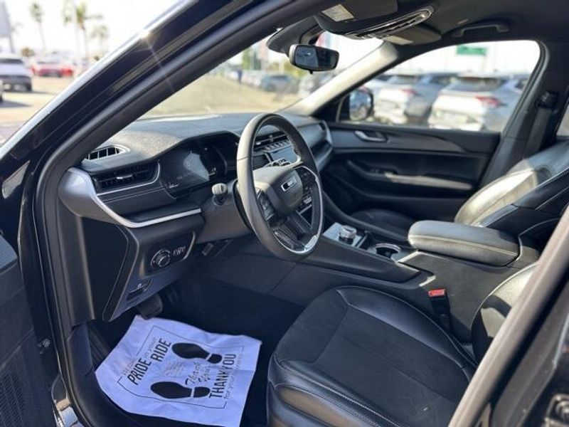 Used 2024 Jeep Grand Cherokee L AltitudeImage 9