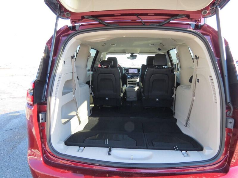 Used 2023 Chrysler Pacifica Touring L 4dr Mini VanImage 14