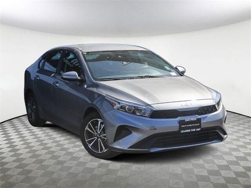 2022 Kia Forte LXSImage 2