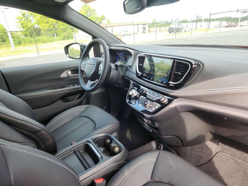 New 2027 Chrysler Pacifica Select