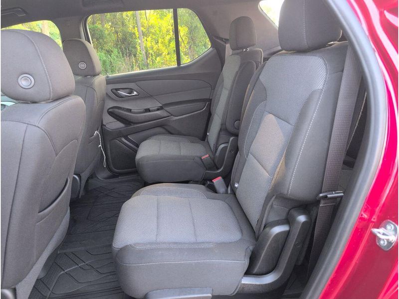 Used 2023 Chevrolet Traverse LT ClothImage 28