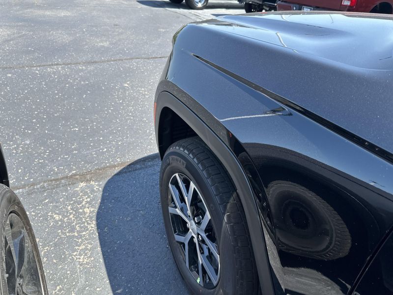 New 2025 Jeep Grand Cherokee L Limited 4x4Image 11