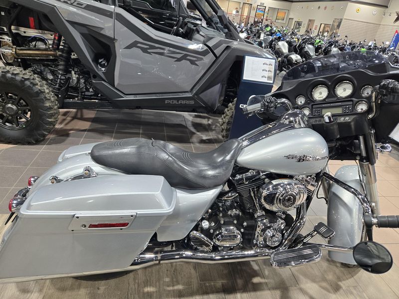 USED 2010 HARLEY STREET GLIDE Image 11