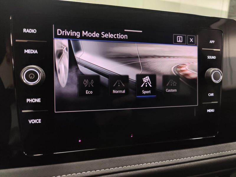 Used 2025 Volkswagen Taos SE Black AWD w/SunroofImage 21