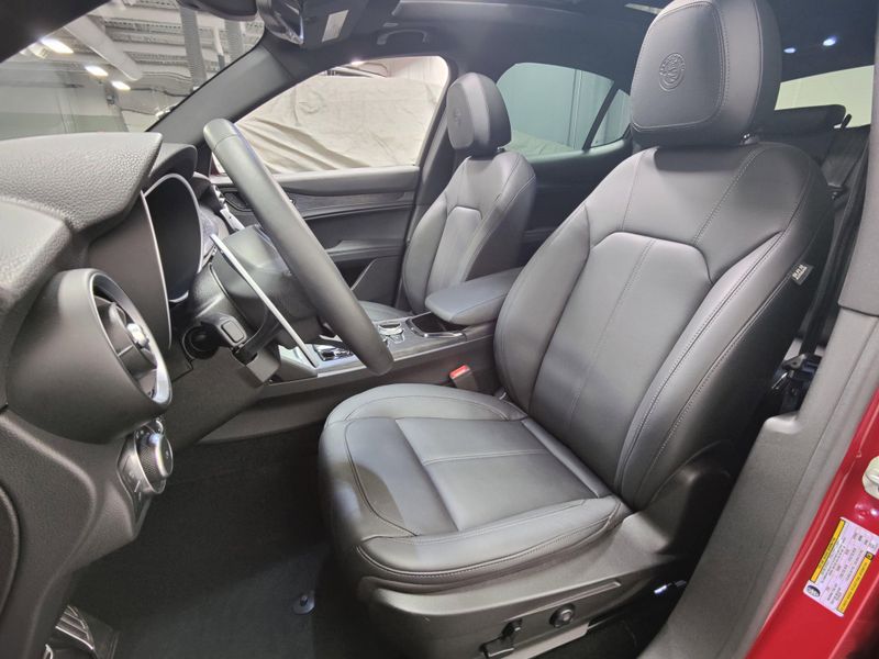 2024 Alfa Romeo Stelvio Sprint Q4 AWD w/SunroofImage 17
