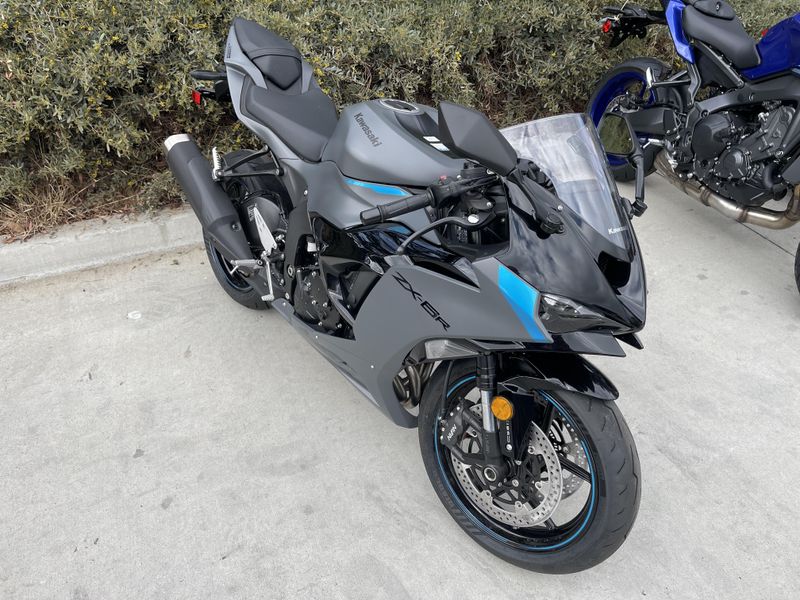 2025 Kawasaki NINJA ZX-6R Image 2