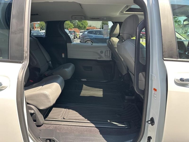 2025 Toyota Sienna XLEImage 20
