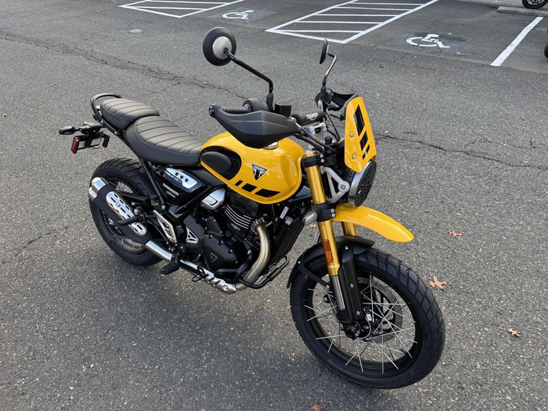 2026 Triumph Scrambler 400 XC - RACING YELLOW 