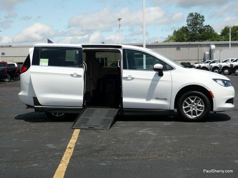 Used 2022 Chrysler Voyager LXImage 6