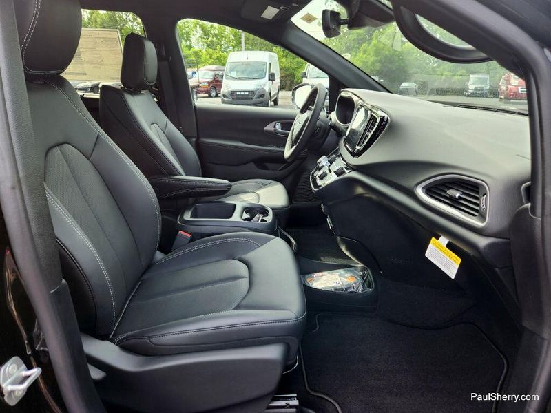 New 2025 Chrysler Voyager LXImage 39