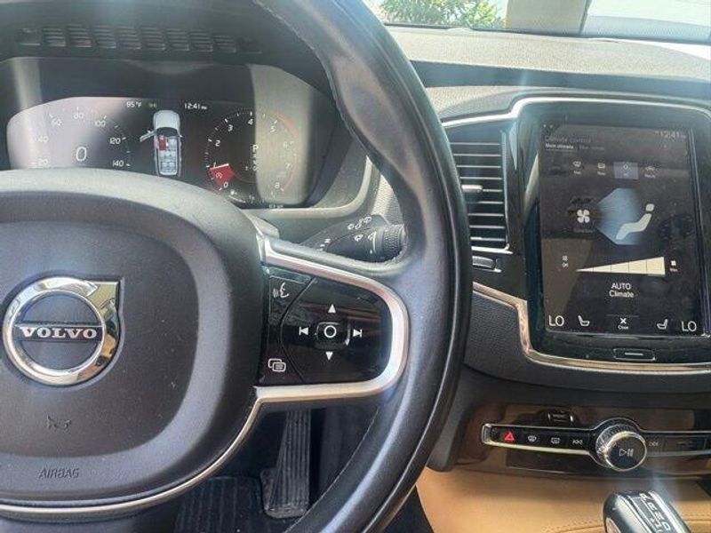 2016 Volvo XC90 T6 Momentum