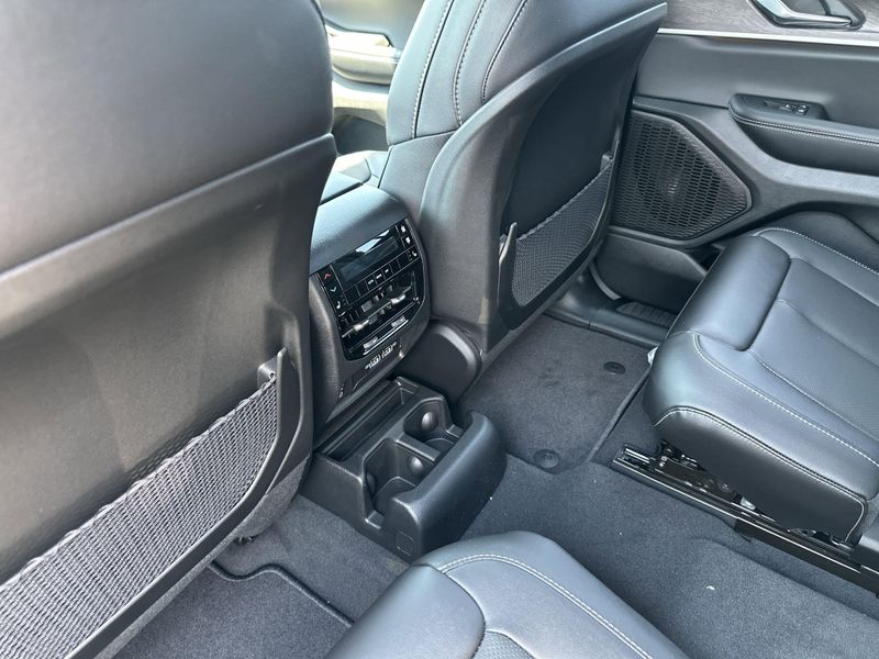 New 2025 Jeep Grand Cherokee L Limited 4x4Image 17